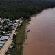 Un río fluye cerca de la comunidad de Chazuta con el Parque Nacional Cordillera Azul al fondo, en la Amazonia peruana. Foto: DW.