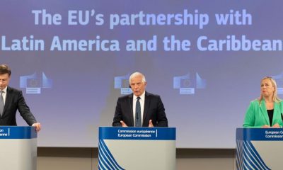 Valdis Dombrovskis, Josep Borrell y Juta Urpilainen presentando la nueva estrategia en Bruselas. Foto: DW.