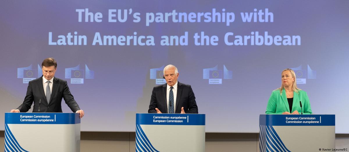 Valdis Dombrovskis, Josep Borrell y Juta Urpilainen presentando la nueva estrategia en Bruselas. Foto: DW.