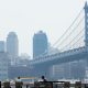 El paseo marítimo del East River estaba enmarcado por el brumoso horizonte de la costa de Brooklyn y el puente de Manhattan, en Nueva York.Imagen: Mary Altaffe.