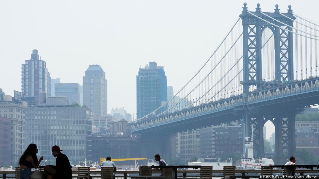 El paseo marítimo del East River estaba enmarcado por el brumoso horizonte de la costa de Brooklyn y el puente de Manhattan, en Nueva York.Imagen: Mary Altaffe.
