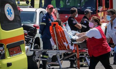 Rescatistas trasladan a sobrevivientes del naufragio en aguas griegas al hospital de Kalamata. Foto: DW.