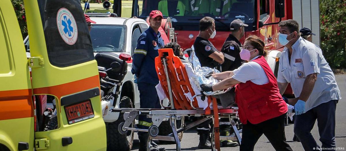 Rescatistas trasladan a sobrevivientes del naufragio en aguas griegas al hospital de Kalamata. Foto: DW.