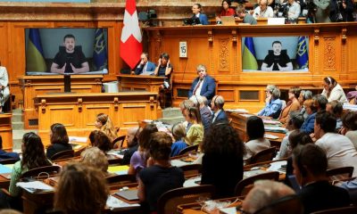 El presidente de Ucrania, Vlolodimir Zelenski, se dirige al Parlamento suizo a través de video. Foto: DW.