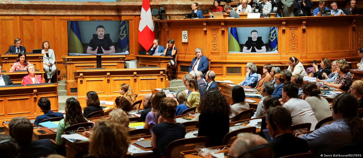 El presidente de Ucrania, Vlolodimir Zelenski, se dirige al Parlamento suizo a través de video. Foto: DW.