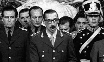 El dictador argentino Gral. Jorge Rafael Videla, centro, jura como presidente en la Casa de Gobierno en Buenos Aires, Argentina. Con un mundo dividido por la Guerra Fría, las dictaduras de Sudamérica acordaron en 1975 intercambiar información sobre opositores para perseguirlos y eliminarlos. (24.04.1976). Foto: DW.