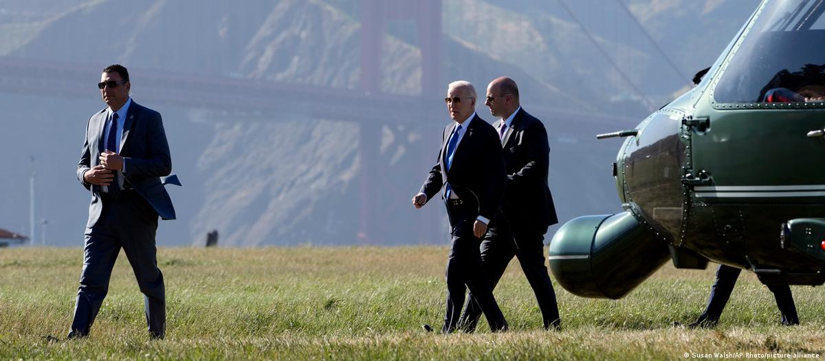 El presidente Joe Biden camina desde el Marine One en la zona de aterrizaje de Crissy Field en San Francisco, al regresar de una recepción de campaña en Kentfield, California. Foto:DW.