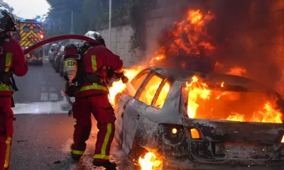 Un adolescente falleció el martes por disparos de un policía, quien disparó después de que el joven se saltase un control policial. https://p.dw.com/p/4TAp1 Durante las protestas en París también se incendiaron autos. Durante las protestas en París también se incendiaron autos.Imagen: ZAKARIA ABDELKAF/AFP PUBLICIDAD La muerte de un joven por un disparo de la policía provocó disturbios en un suburbio de París en la madrugada del miércoles (28.06.2023) y la condena de políticos y celebridades, como el futbolista Kylian Mbappé o el actor Omar Sy. El drama, que relanzó la polémica sobre la violencia policial en Francia, ocurrió el martes por la mañana en Nanterre, en la periferia oeste de París, durante un control policial al joven que conducía un auto amarillo. Un video que circuló en redes sociales, y que AFP pudo verificar, muestra como uno de los agentes retiene al conductor a punta de pistola y le dispara a quemarropa cuando este acelera con su vehículo. En la grabación se escucha "vas a recibir una bala en la cabeza", aunque no queda claro quién pronuncia estas palabras. La fuga del joven terminó unas decenas de metros más allá, cuando el coche se estrelló contra un poste. La víctima, Naël M., falleció poco después tras haber sido alcanzado en el tórax. Los hechos provocaron un estallido de disturbios en Nanterre en la noche del martes y la madrugada del miércoles, que se saldaron con 31 detenidos, 24 agentes heridos leves y unos 40 autos incendiados, según las autoridades. El ministro del Interior, Gérald Darmanin, anunció en rueda de prensa que desplegarán unos 2.000 policías y gendarmes el miércoles por la noche en los suburbios al oeste de París para evitar nuevos altercados. Foto: DW.