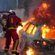 Un adolescente falleció el martes por disparos de un policía, quien disparó después de que el joven se saltase un control policial. https://p.dw.com/p/4TAp1 Durante las protestas en París también se incendiaron autos. Durante las protestas en París también se incendiaron autos.Imagen: ZAKARIA ABDELKAF/AFP PUBLICIDAD La muerte de un joven por un disparo de la policía provocó disturbios en un suburbio de París en la madrugada del miércoles (28.06.2023) y la condena de políticos y celebridades, como el futbolista Kylian Mbappé o el actor Omar Sy. El drama, que relanzó la polémica sobre la violencia policial en Francia, ocurrió el martes por la mañana en Nanterre, en la periferia oeste de París, durante un control policial al joven que conducía un auto amarillo. Un video que circuló en redes sociales, y que AFP pudo verificar, muestra como uno de los agentes retiene al conductor a punta de pistola y le dispara a quemarropa cuando este acelera con su vehículo. En la grabación se escucha "vas a recibir una bala en la cabeza", aunque no queda claro quién pronuncia estas palabras. La fuga del joven terminó unas decenas de metros más allá, cuando el coche se estrelló contra un poste. La víctima, Naël M., falleció poco después tras haber sido alcanzado en el tórax. Los hechos provocaron un estallido de disturbios en Nanterre en la noche del martes y la madrugada del miércoles, que se saldaron con 31 detenidos, 24 agentes heridos leves y unos 40 autos incendiados, según las autoridades. El ministro del Interior, Gérald Darmanin, anunció en rueda de prensa que desplegarán unos 2.000 policías y gendarmes el miércoles por la noche en los suburbios al oeste de París para evitar nuevos altercados. Foto: DW.