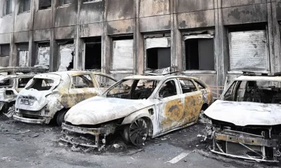 Vehículos quemados frente al edificio de la policía municipal tras los actos violentos en Neuilly-sur-Marne. Foto: DW.