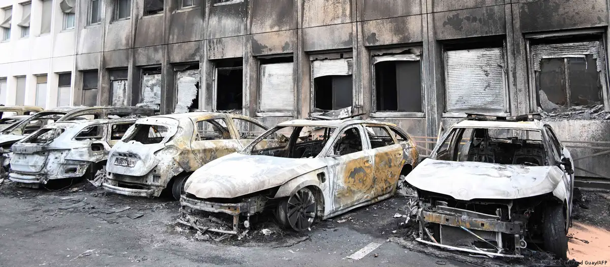 Vehículos quemados frente al edificio de la policía municipal tras los actos violentos en Neuilly-sur-Marne. Foto: DW.