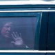 Donald Trump saluda desde un auto al partir de su residencia en Mar-a-Lago. Foto: Clarín.