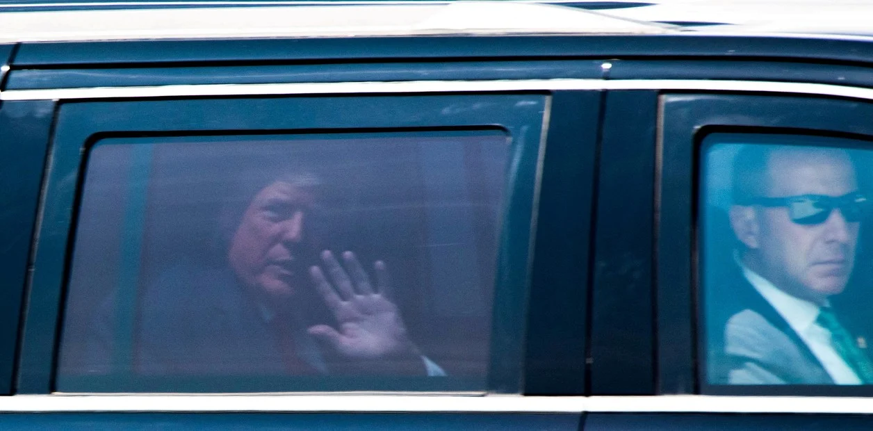 Donald Trump saluda desde un auto al partir de su residencia en Mar-a-Lago. Foto: Clarín.