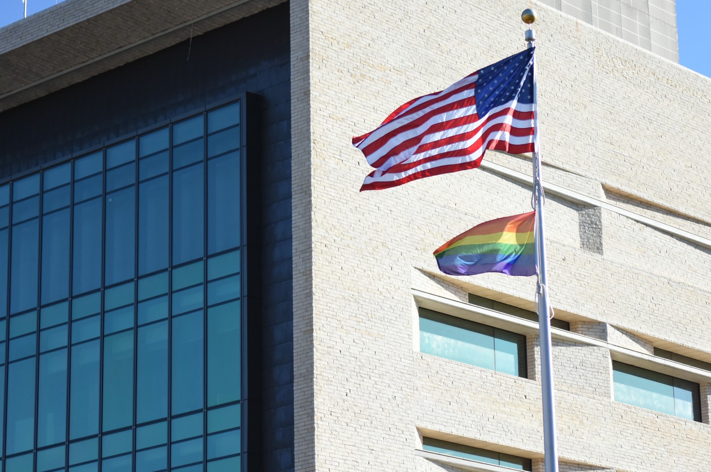 Las banderas del orgullo en embajadas de EEUU en el mundo. Foto: @USAmbPY.