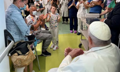 Papa Francisco visitó a niños con cáncer. Foto: Infobae.