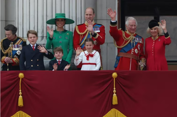 Carlos III presidió por primera vez como rey británico el “Trooping the colour”. Foto:Infobae.