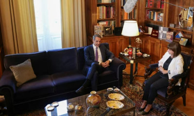 Primer ministro griego y líder del partido conservador Nueva Democracia, Kyriakos Mitsotakis, asiste a una reunión con la presidenta Katerina Sakellaropoulou. Foto: Infobae.