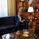 Primer ministro griego y líder del partido conservador Nueva Democracia, Kyriakos Mitsotakis, asiste a una reunión con la presidenta Katerina Sakellaropoulou. Foto: Infobae.