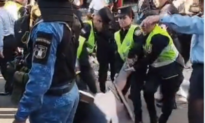 Incidente entre manifestante y policias. Foto: Captura de pantalla.