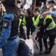 Incidente entre manifestante y policias. Foto: Captura de pantalla.