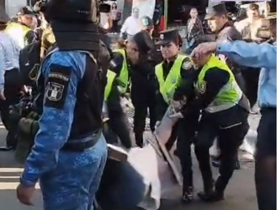 Incidente entre manifestante y policias. Foto: Captura de pantalla.