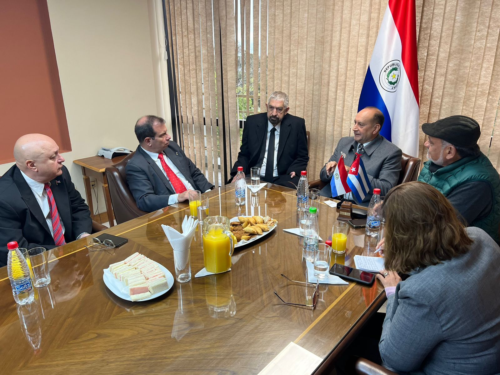 Senadores recibieron a diplomáticos cubano. Foto: Gentileza.