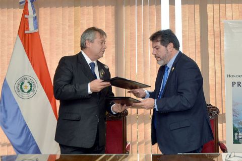 Carlos María López y Rodrigo Blanco tras la firma de convenio. Foto: Gentileza.