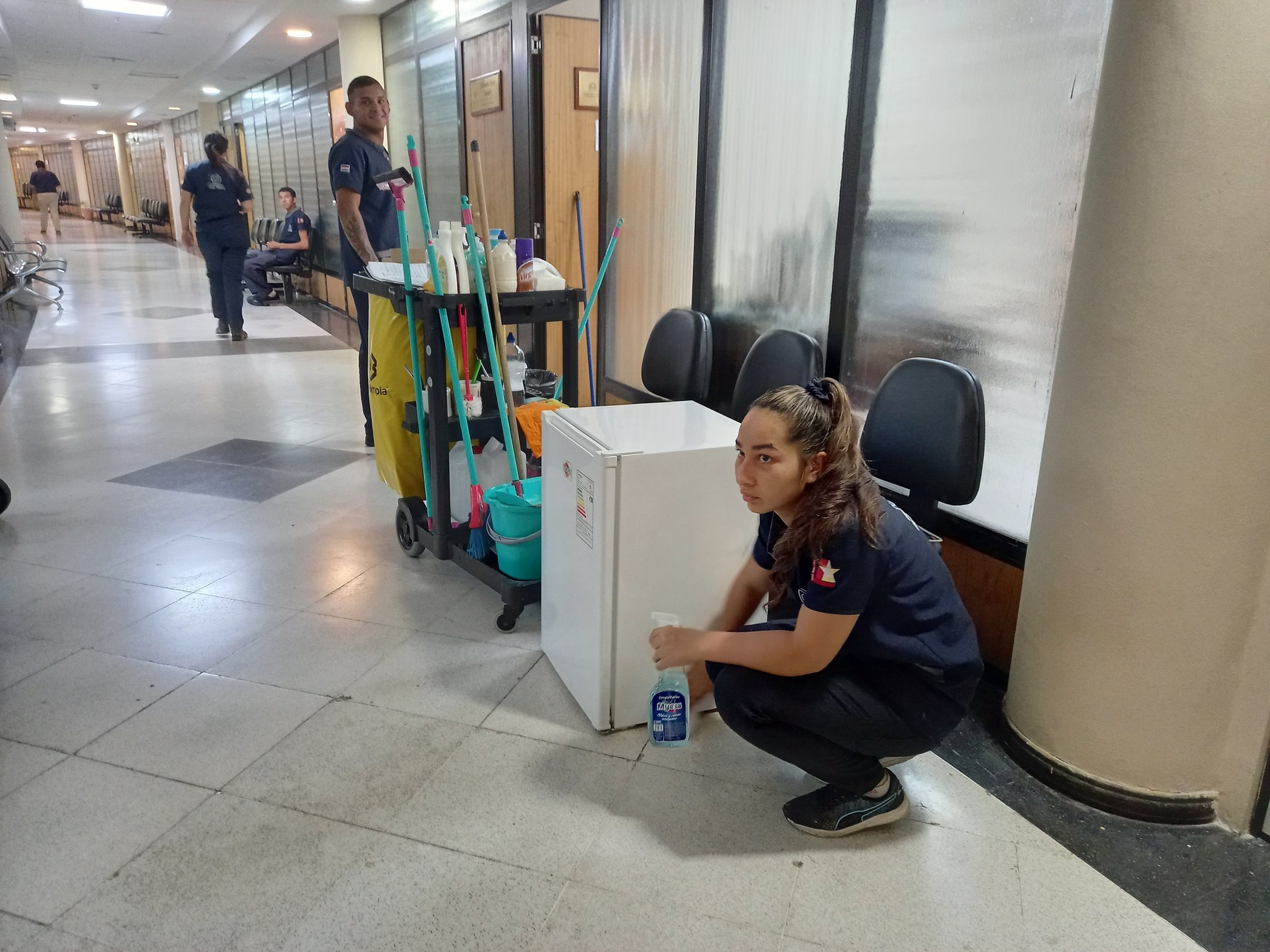 Proceso de limpieza en las oficinas del Senado. Foto: Francisca Pereira.