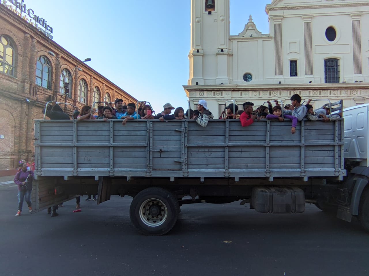 Trasladan a los nativos hasta el INDI. Foto: Radio Cáritas.