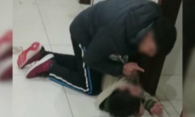 El joven fue filmado por otro al agredir. Foto: captura.