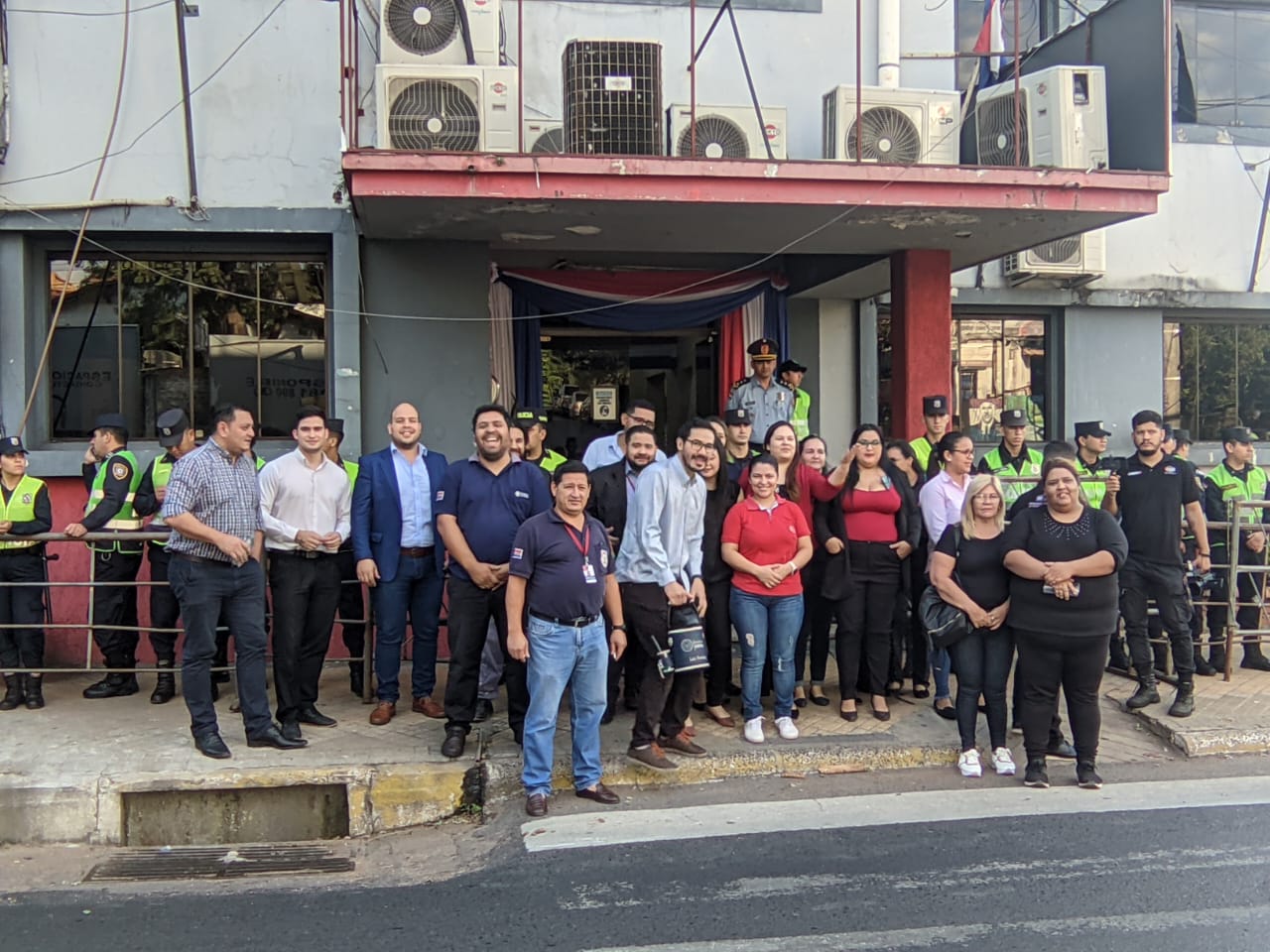 Los funcionarios exigen desprecarización laboral. Foto: Radio Cáritas.