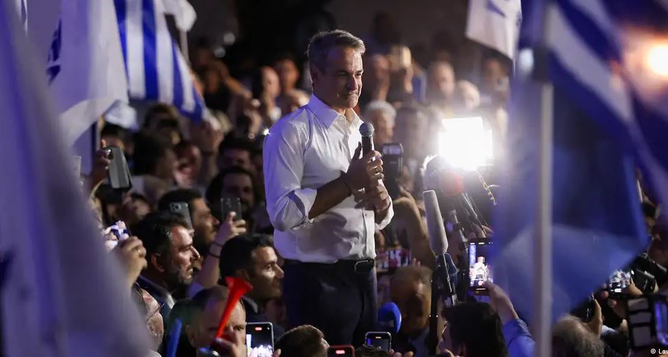 Kyriakos Mitostakis celebra la victoria en las elecciones frente a la sede de su partido, Nueva Democracia. Foto: DW.