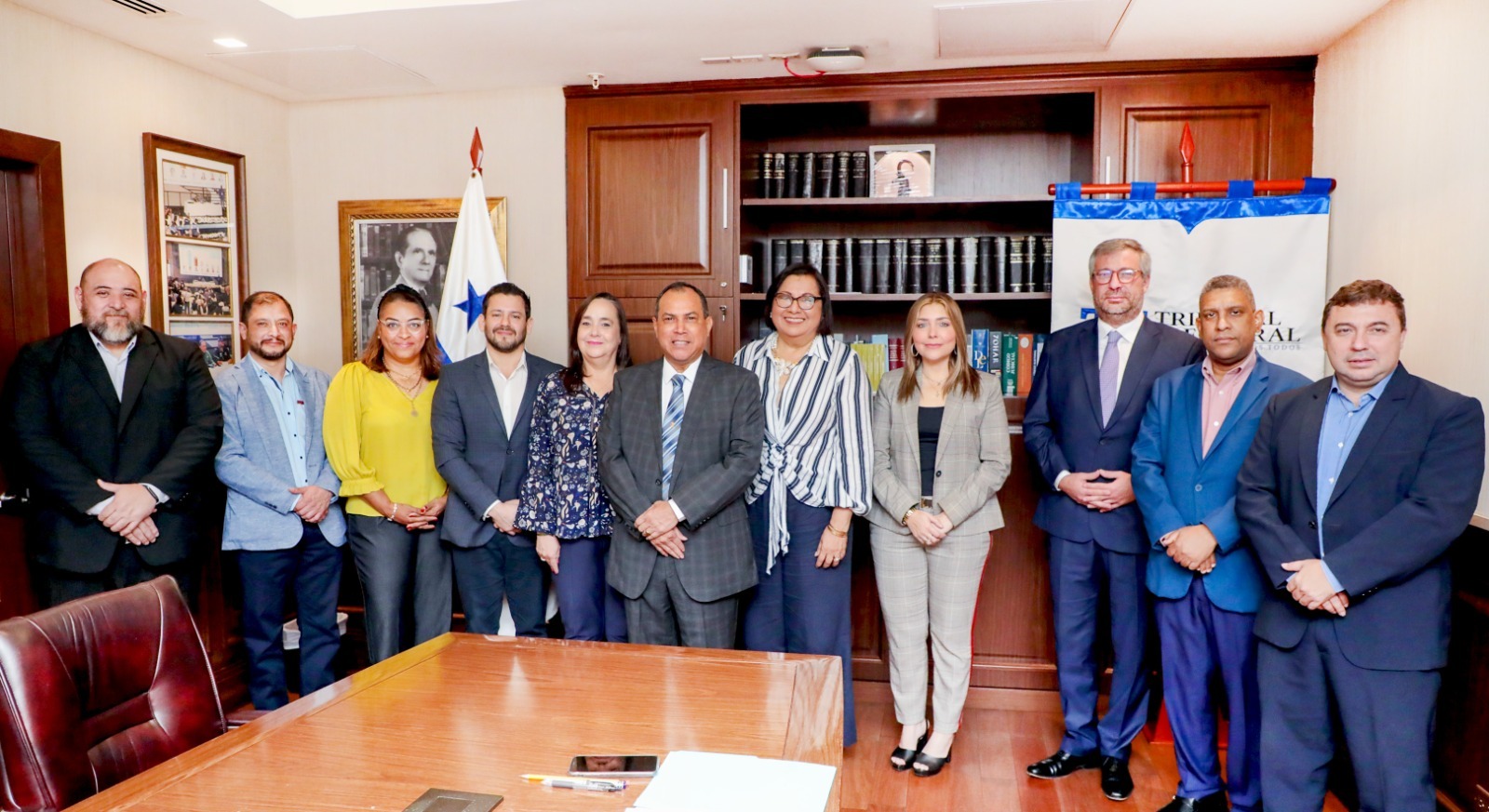 El vicepresidente del TSJE, César Rosell acompañado de otras autoridades. Foto: Gentileza.