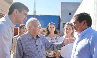 El presidente electo Santiago Peña invitó este miércoles a Juan Carlos Baruja a una visita al Bañado Sur donde lo involucró en proyectos habitacionales, dando a entender que sería su futuro ministro de Urbanismo, Vivienda y Hábitat. Foto: Gentileza.