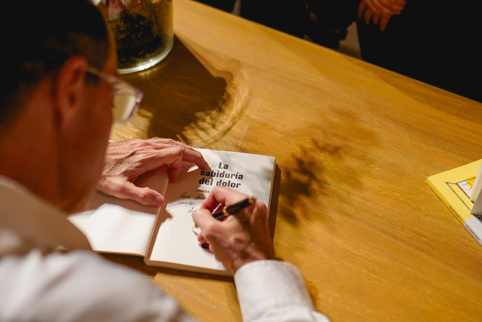 Jorge Mendelzon firma ejemplares durante el acto de lanzamiento. Lo recaudado por la venta fue destinado a destinado a la Fundación Providencia, que brinda albergue a pacientes con cáncer y a sus familiares o cuidadores.