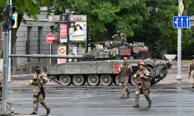 Soldados paramilitares del grupo Wagner cruzan una de las calles de la ciudad de Rostov (Rusia), tras el levantamiento contra Vladimir Putin. Foto: Clarín.