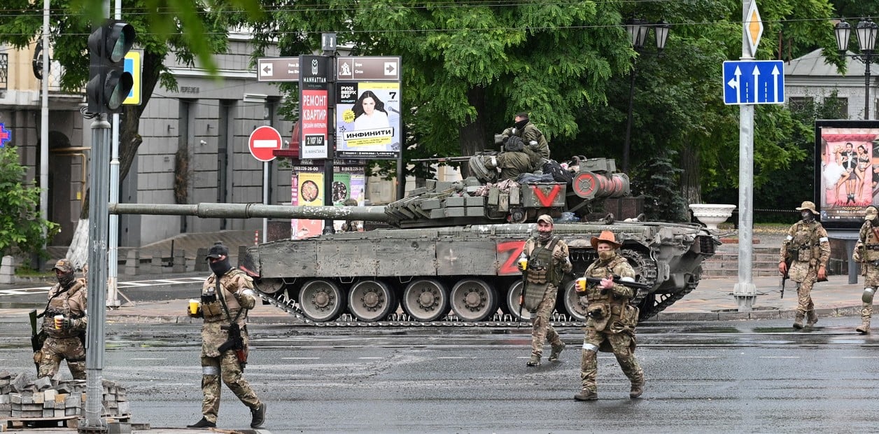 Soldados paramilitares del grupo Wagner cruzan una de las calles de la ciudad de Rostov (Rusia), tras el levantamiento contra Vladimir Putin. Foto: Clarín.