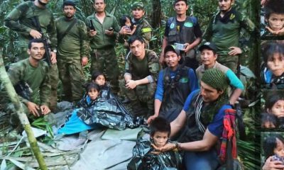 Los cuatro niños encontrados en la selva colombiana junto al equipo de militares de rescate. Foto: Presidencia de Colombia.