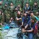 Los cuatro niños encontrados en la selva colombiana junto al equipo de militares de rescate. Foto: Presidencia de Colombia.