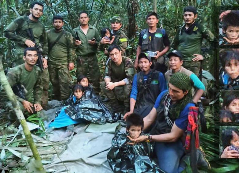 Los cuatro niños encontrados en la selva colombiana junto al equipo de militares de rescate. Foto: Presidencia de Colombia.