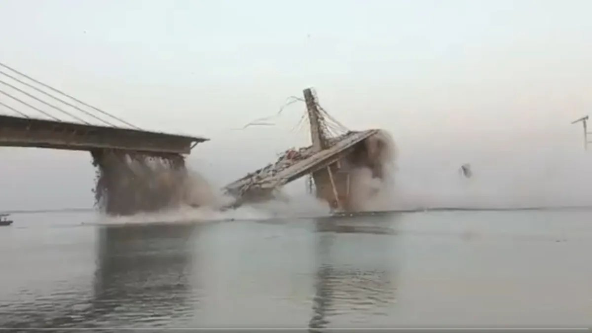 Puente colgante que se desplomó en India. Foto: 24 Horas.