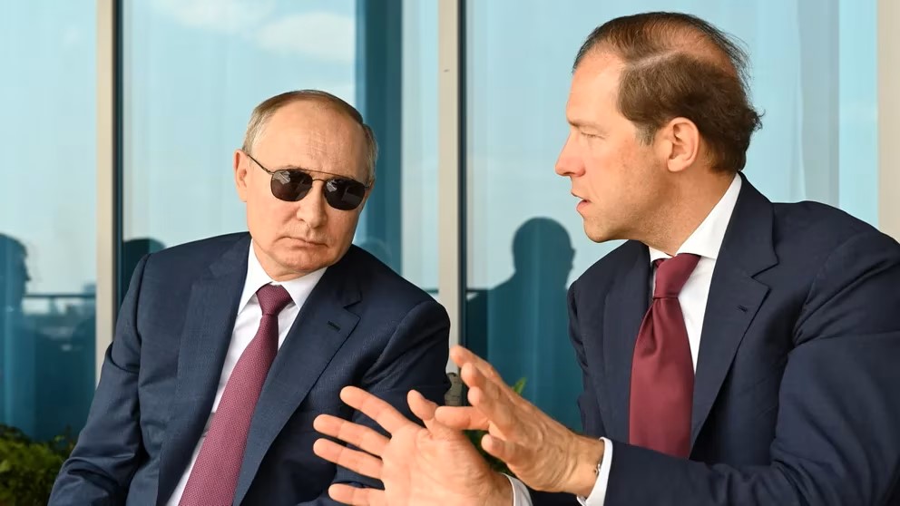 Foto de archivo del presidente ruso Vladimir Putin y Denis Manturov, el miembro más rico de su gobierno. Foto: Reuters.