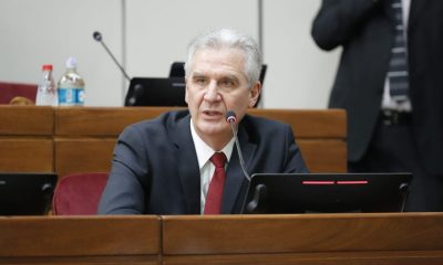 El senador Enrique Bacchetta pidió perdón a la ciudadanía, por pedido de su hija, por no haber votado en el pasado a favor del desafuero del entonces parlamentario Víctor Bogado, requerido por la Justicia por el caso conocido como "Niñera de Oro". Foto: Senado.