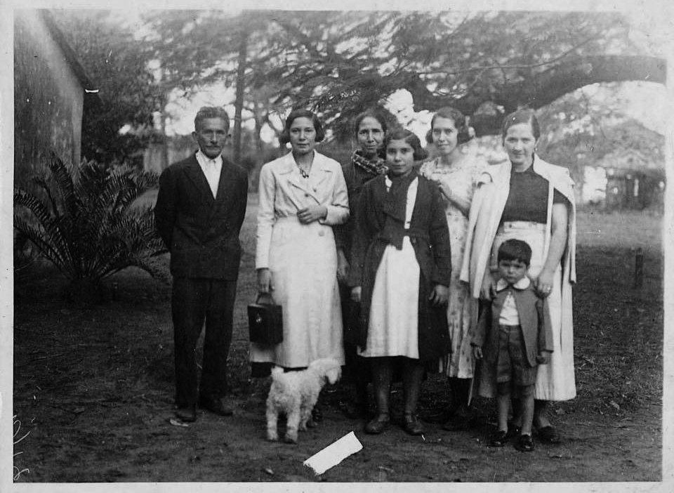 Teodoro Rojas y familia en el Jardín Botánico de Asunción, ca. 1940. Fuente: El Botánico, nuestro jardín. Cortesía