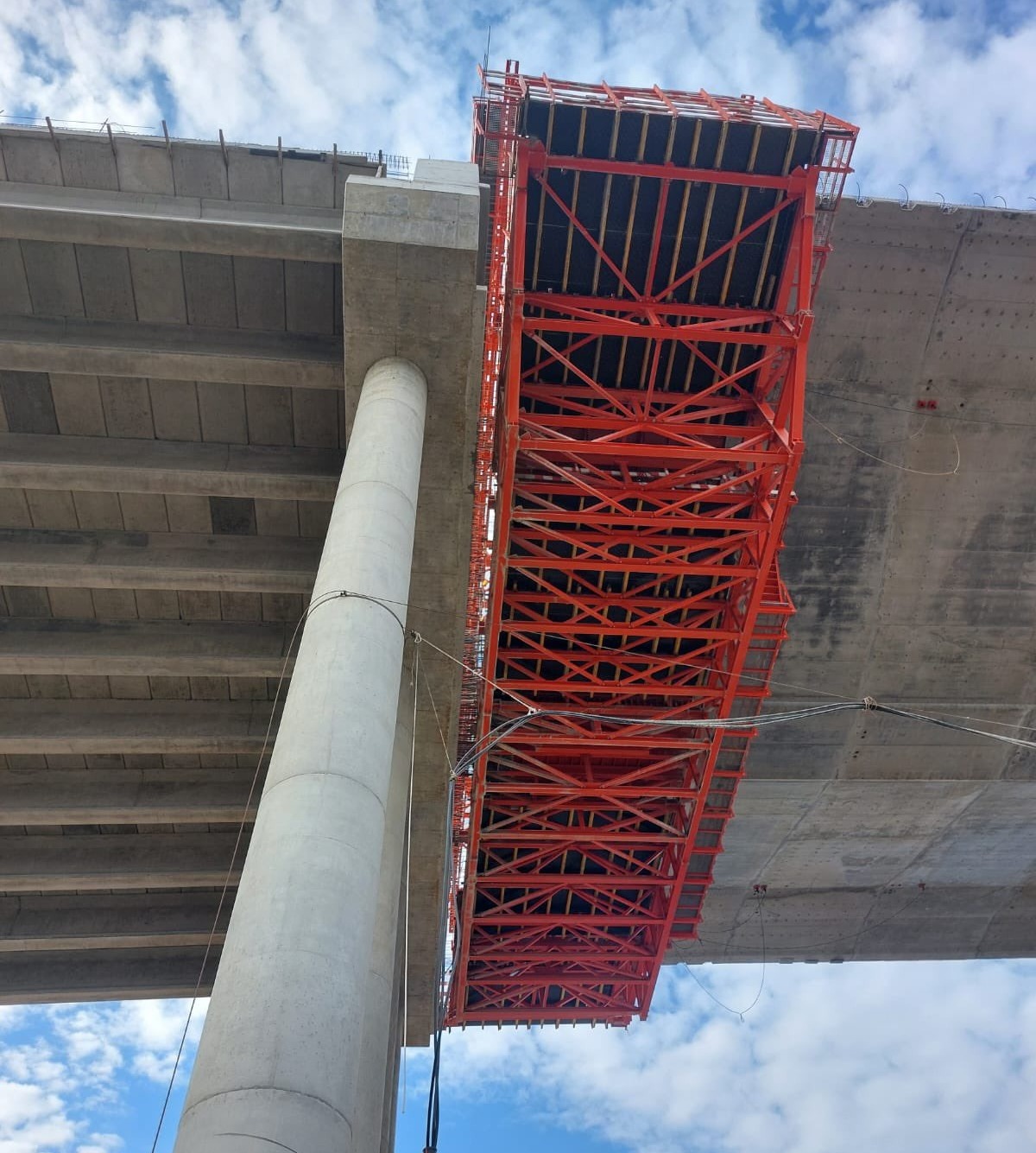 Inició la carga de la última dovela para unir el atirantado con el viaducto. Foto: MOPC.