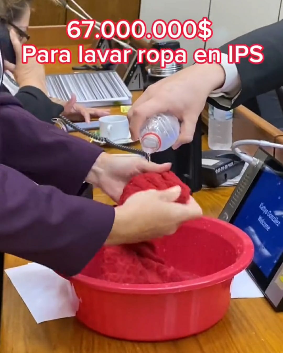 Diputada se puso a lavar en plena sesión. Foto: Captura de pantalla.