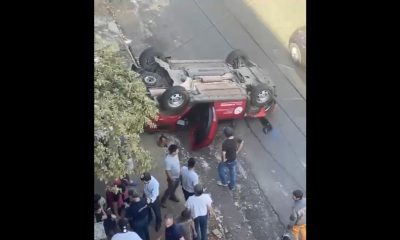 Móvil volcó tras el choque. Foto: captura.