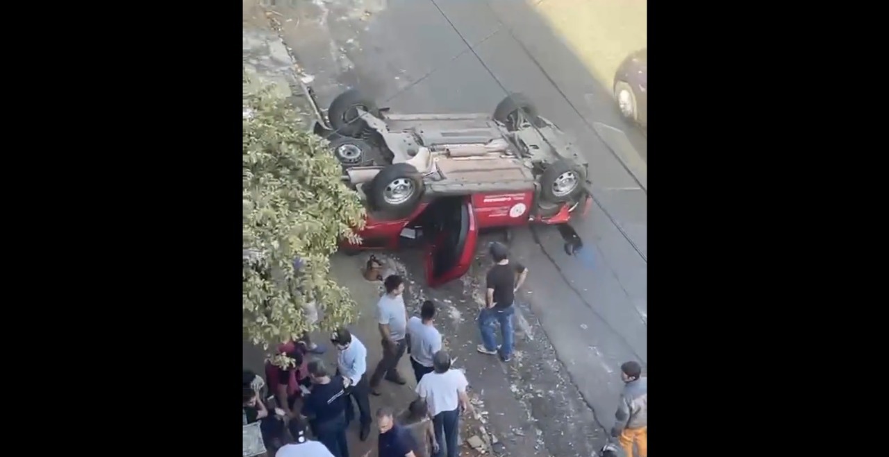 Móvil volcó tras el choque. Foto: captura.