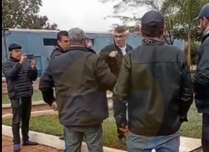 Intendente de PJC en discusión con jefe de la Essap. Foto: Captura de pantalla.