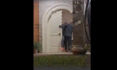 Momento en que el juez impide a su hijo salir de la vivienda, con mucha violencia. Foto: captura.